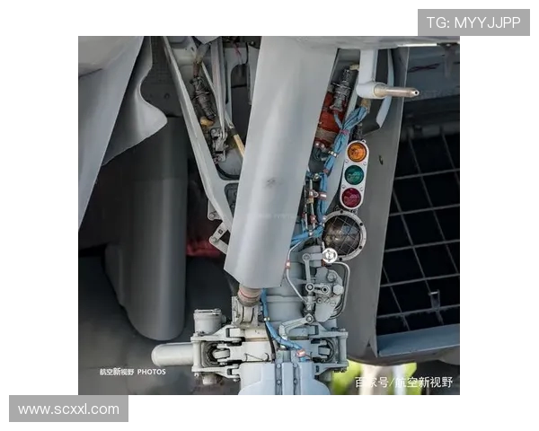 战斗机座舱盖的抗冲击复合层